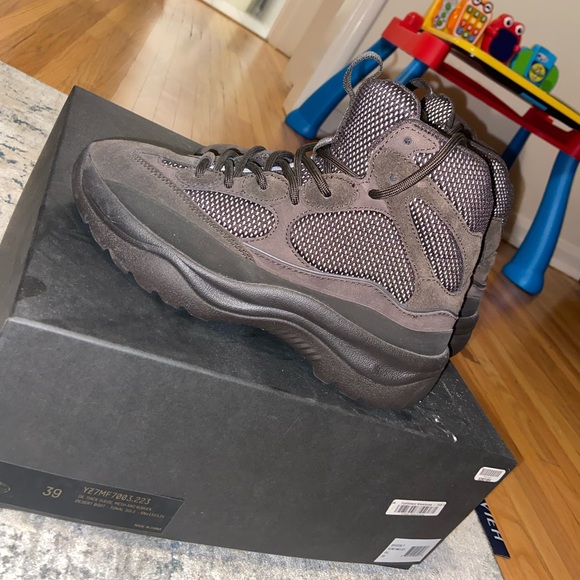 adidas Yeezy Desert Boot
Oil - Picture 2 of 5